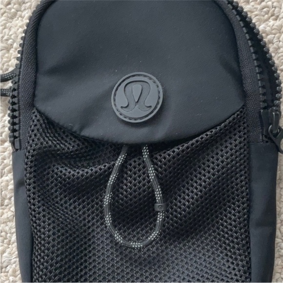 lululemon take it on pouch guc black 4x8 inches - Picture 3 of 4